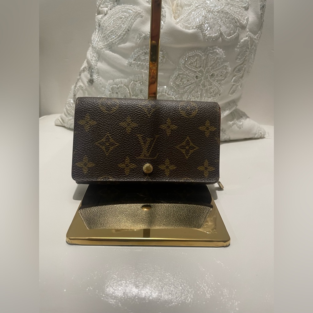 LOUIS VUITTON
Monogram Porte-Monnaie Tresor Wallet